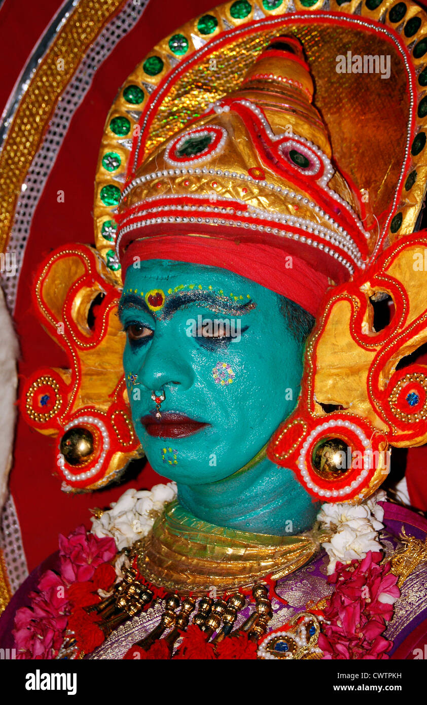 Danseur traditionnel artistes masculins sur le plein de maquillage et de costume au Kerala Inde le temple hindou Festival Banque D'Images