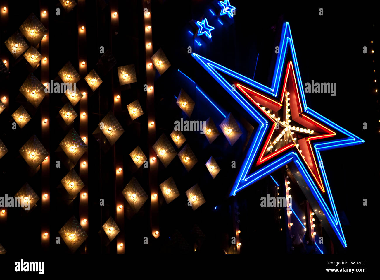 étoile au néon bleu et lumières blanches sur fond noir résumé Banque D'Images