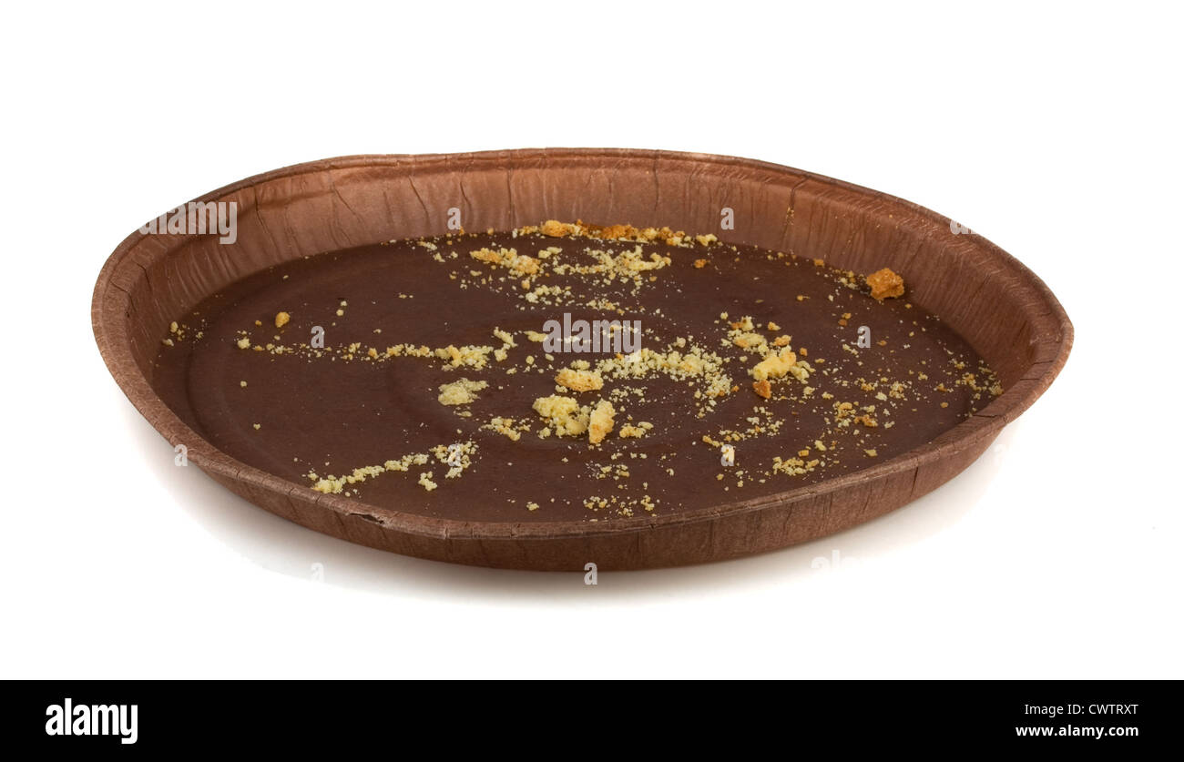 Pie des miettes sur la plaque de papier brun isolated on white Banque D'Images