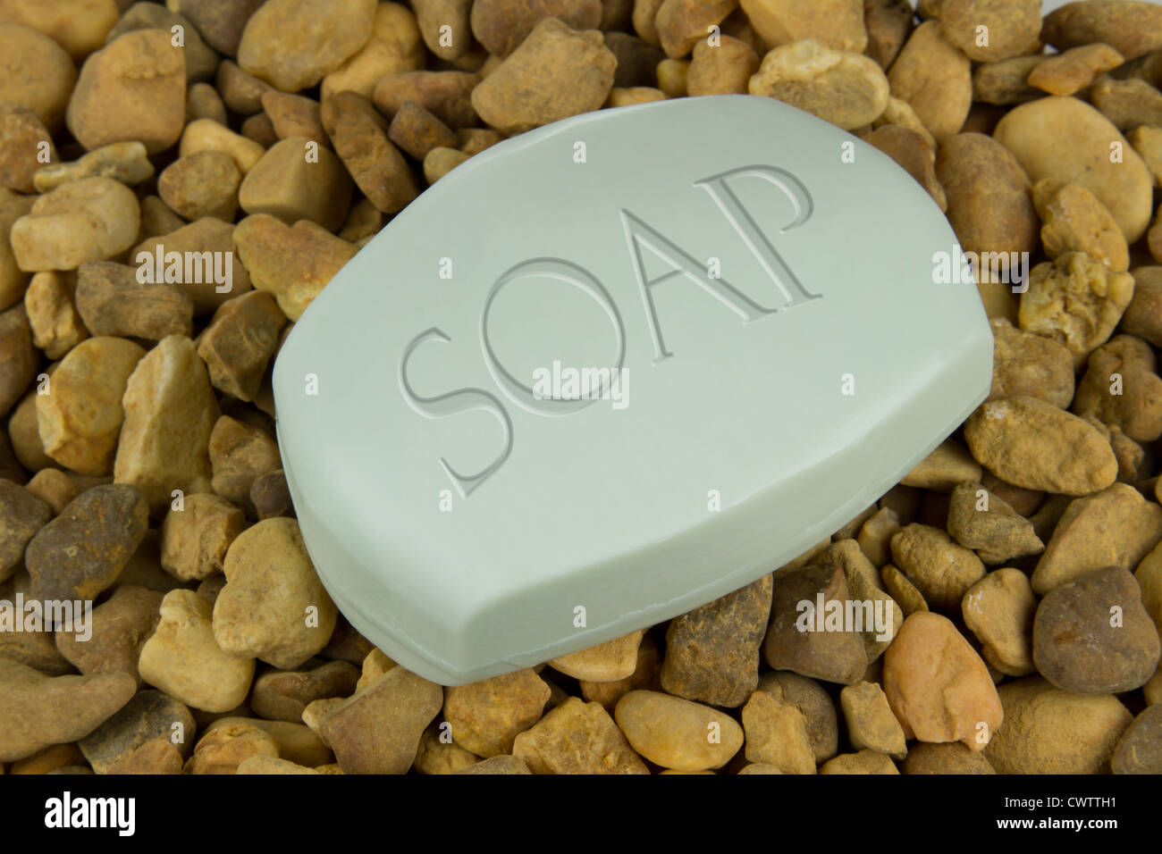 Barre de savon sur fond de pierres de couleurs Banque D'Images