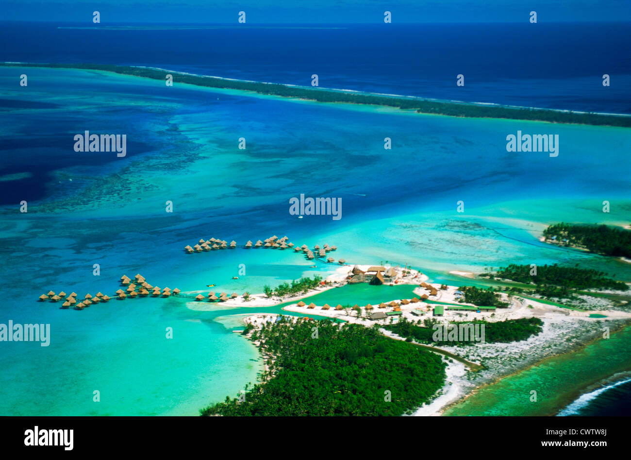 Bungalows de l'hôtel Beachcomber dans Taahina Bay sur l'île de Bora Bora en Polynésie française a également appelé Îles de la société Banque D'Images