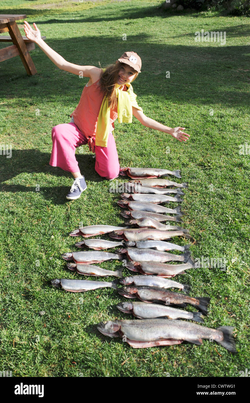 13 ans, fille, montrant au large de la 12 - 25 pouces la truite elle a aidé à attraper à Diamond Lake dans l'Oregon Banque D'Images