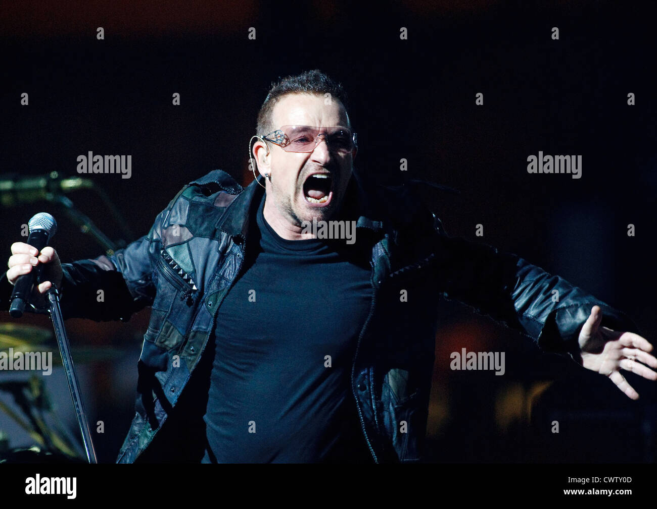 Au cours de l'exécution de Bono U2 360° Tour à Hampden Park, Glasgow, Ecosse. Banque D'Images