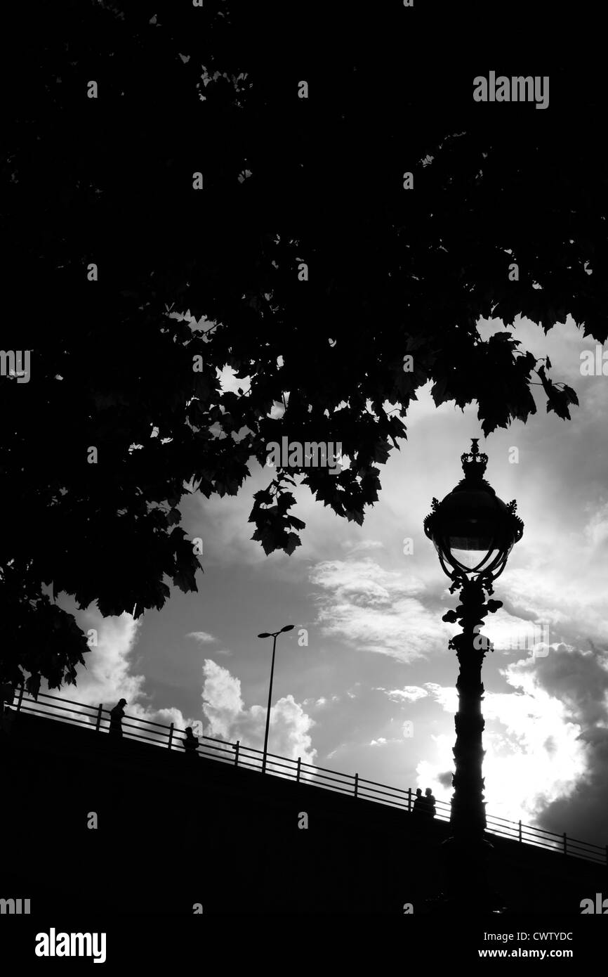 Sturgeon gaslight sur la Queen's Promenade en face de Waterloo Bridge, South Bank, Londres, UK Banque D'Images