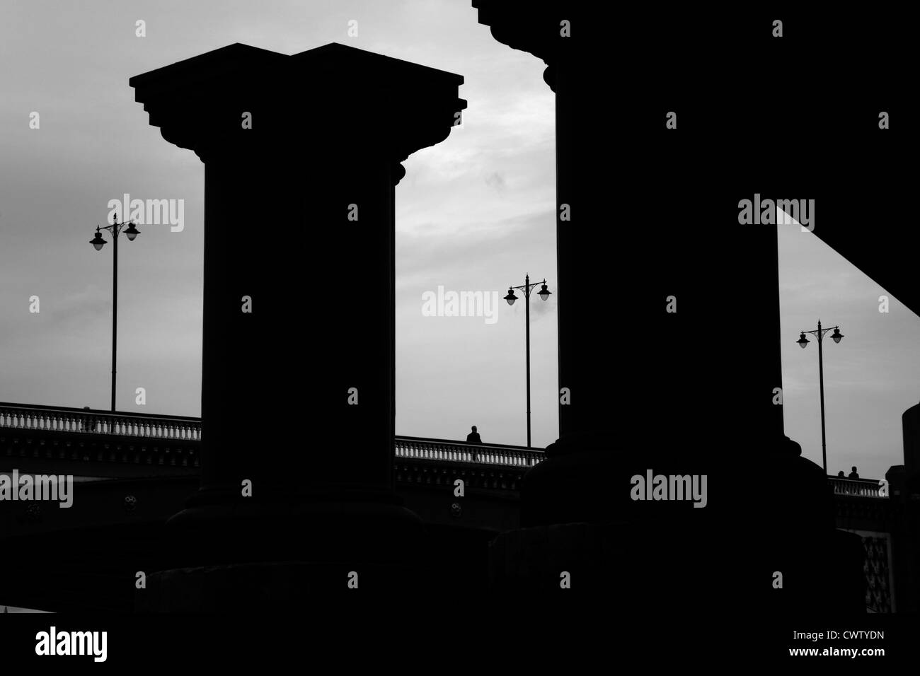 Le passé à piles de l'ancien pont de Blackfriars à l'actuel pont de Blackfriars, City of London, UK Banque D'Images
