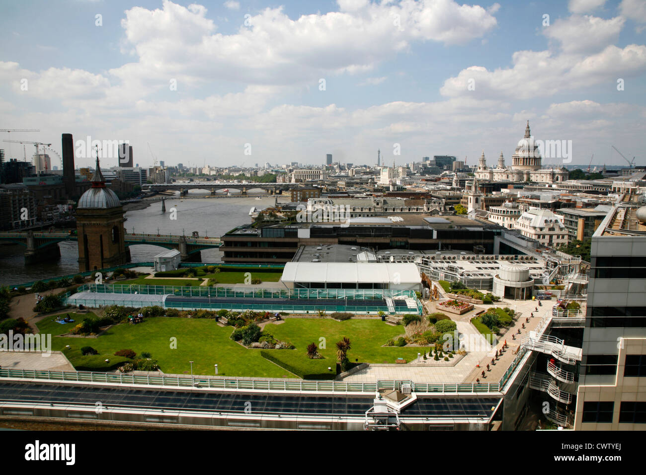 Vue sur l'horizon de la ville de Londres à l'ouest en direction de la Cathédrale St Paul et jusqu'à la rivière Thames, London, UK Banque D'Images
