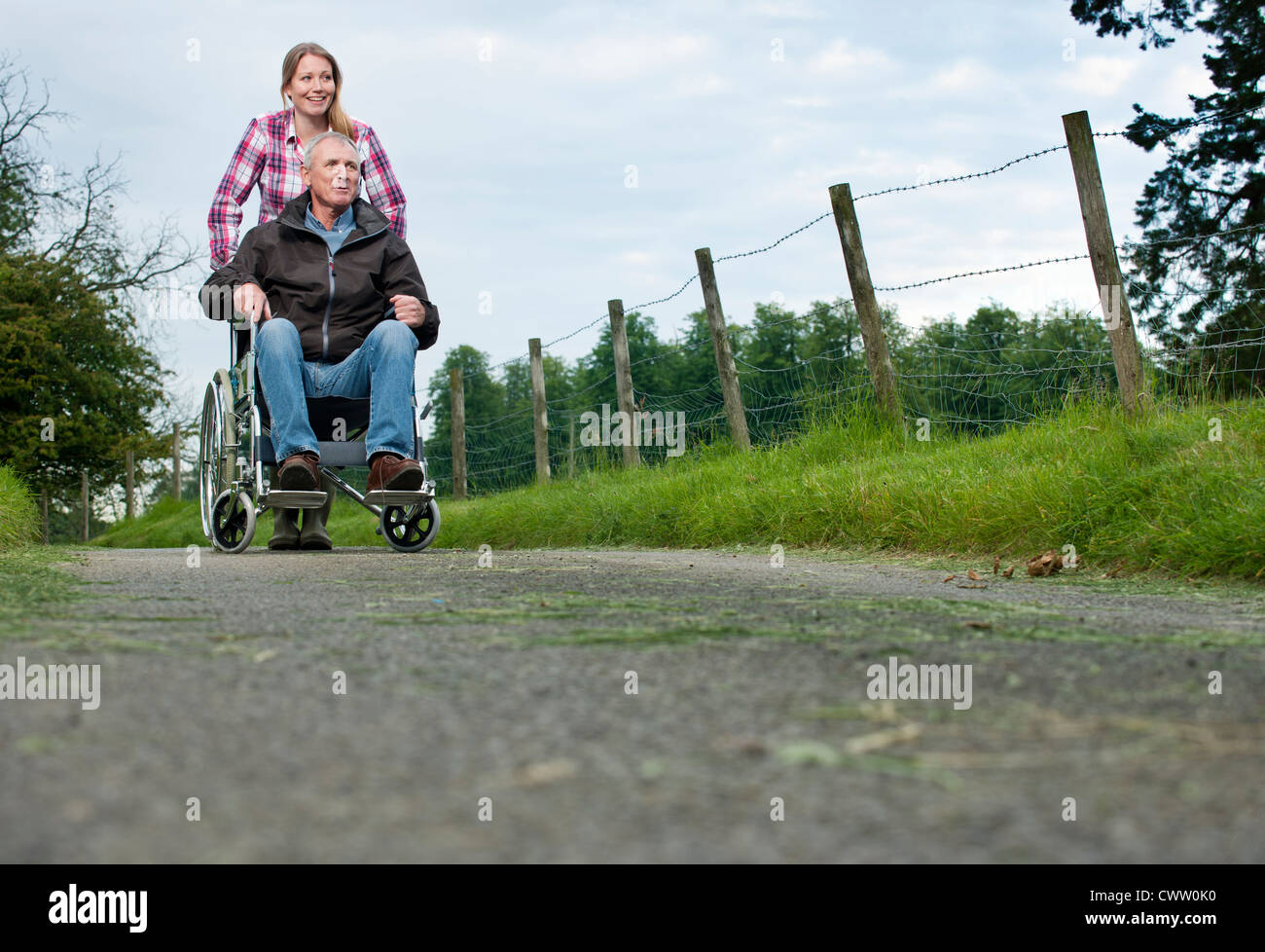 Woman père en fauteuil roulant Banque D'Images
