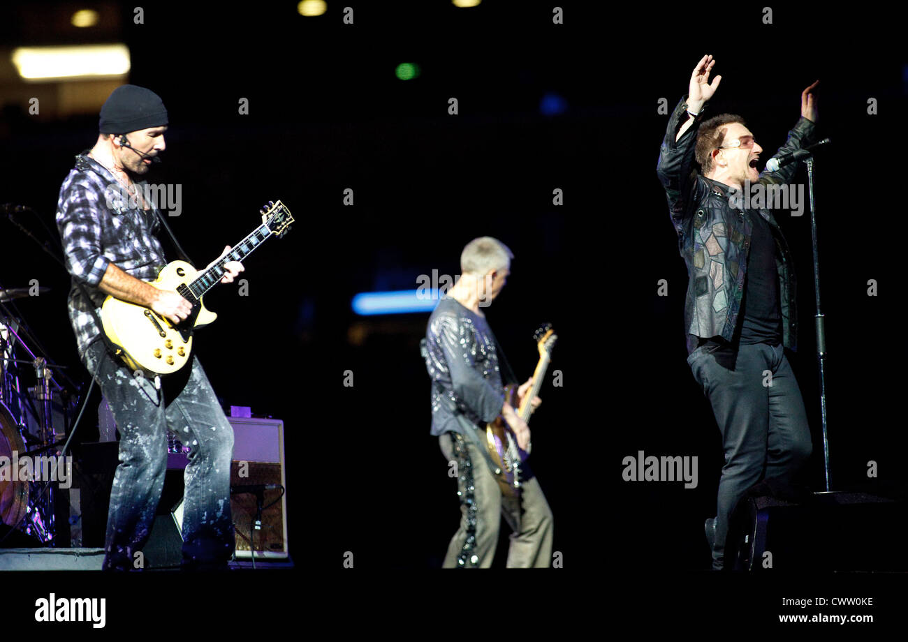 Le bord, Adam Clayton Bono et l'exécution au cours de l'U2 360° Tour Banque D'Images