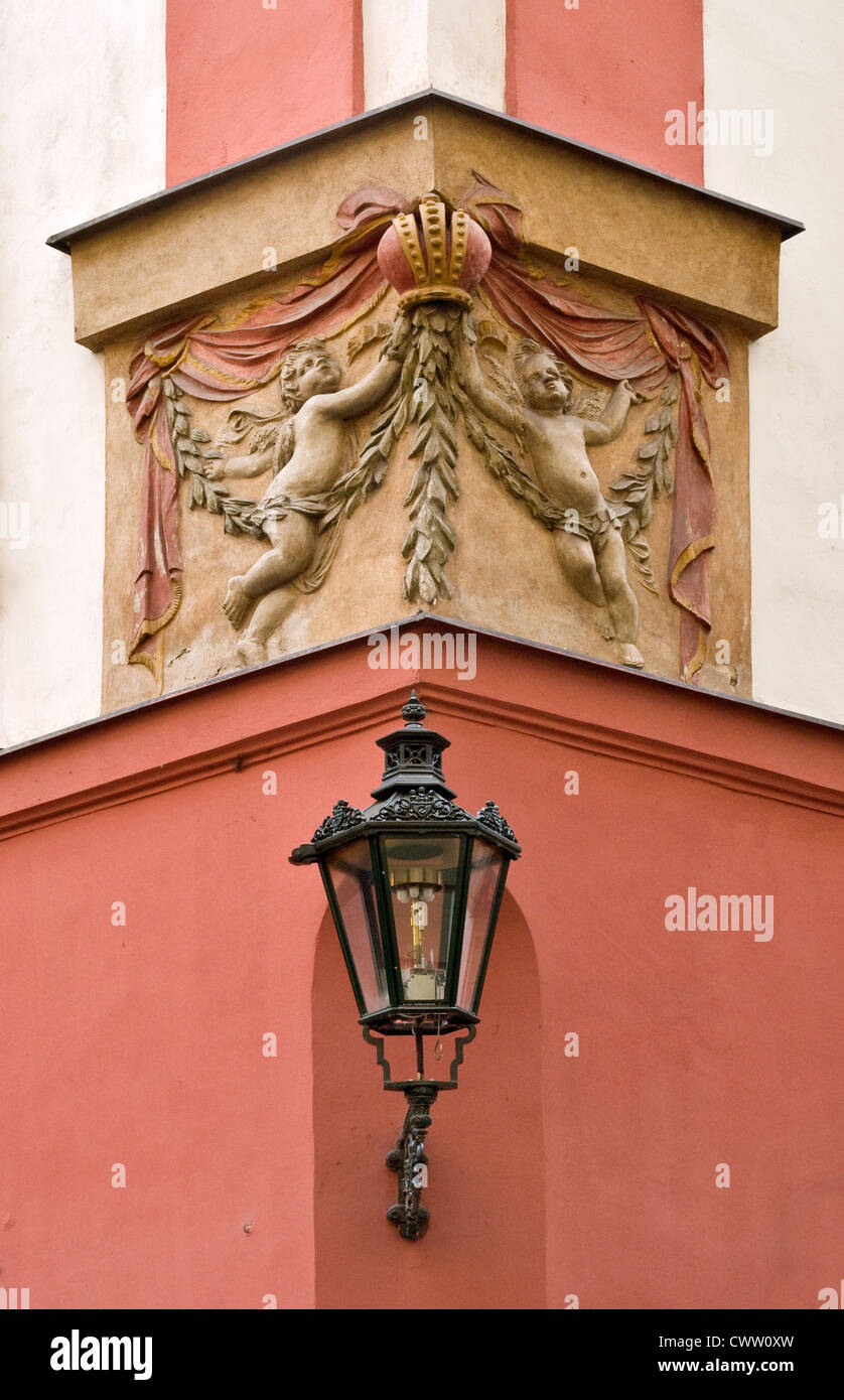 Bas relief et lampadaire à gaz au coin de la maison à Vejvodova Street dans la vieille ville, Prague, République tchèque Banque D'Images