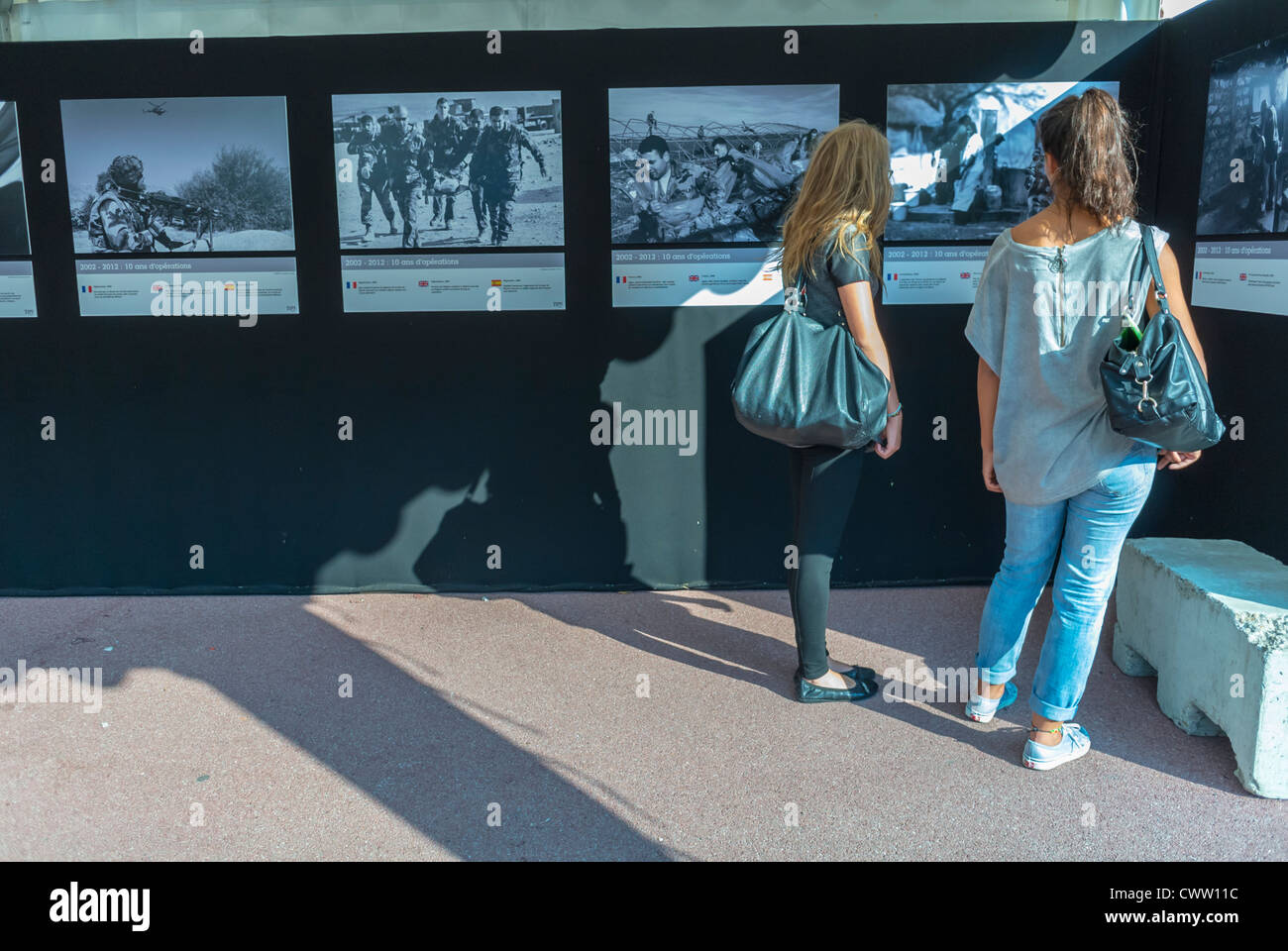 Perpignan, France, adolescents français touristes visitant l'intérieur des expositions, à Visa pour l'image, exposition internationale de photographie de photojournaliste 'Festival Off' photo Banque D'Images