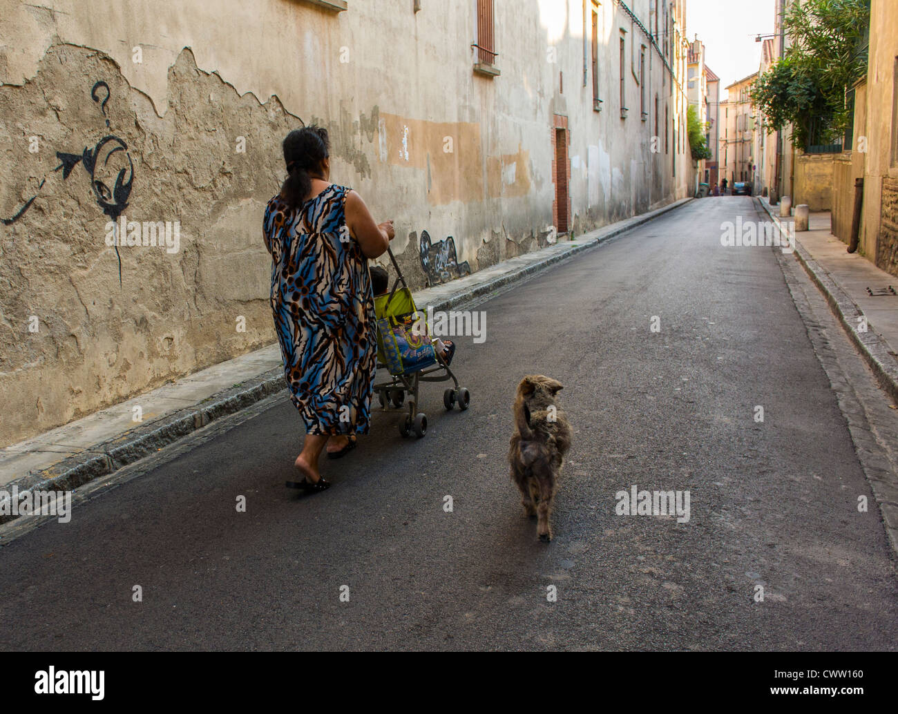 Perpignan, France, Rom Woman Baby Carriage dans la vieille ville, des scènes de rue Banque D'Images