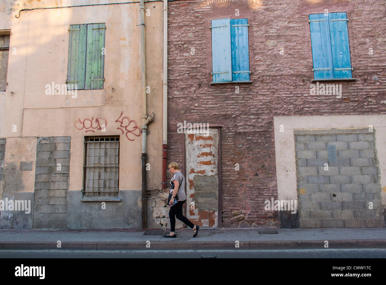 Perpignan, France, façades de magasins anciens, Sud de la France, quartier gitan, bâtiments abandonnés, scènes de rue, quartier à faible revenu, pauvreté urbaine Banque D'Images
