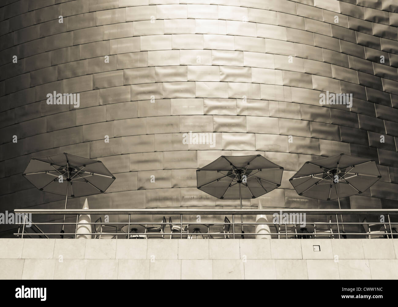 Terrasse de café/restaurant du Musée Guggenheim de Bilbao, Espagne Banque D'Images
