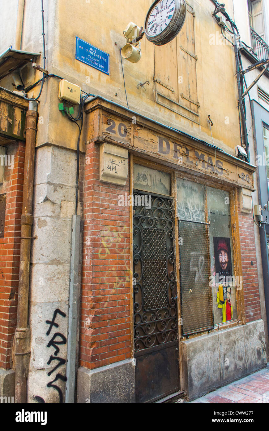 Perpignan, France, vieux magasin français en bois détail de façade, fermé affaires, quartier français vintage, ancienne boutique française Banque D'Images