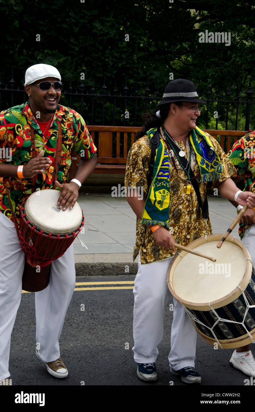 Tambour brésilien et la danse groupe exécutant au Carnaval le deuxième jour  de l'Edinburgh Jazz and Blues Festival en Ecosse Photo Stock - Alamy