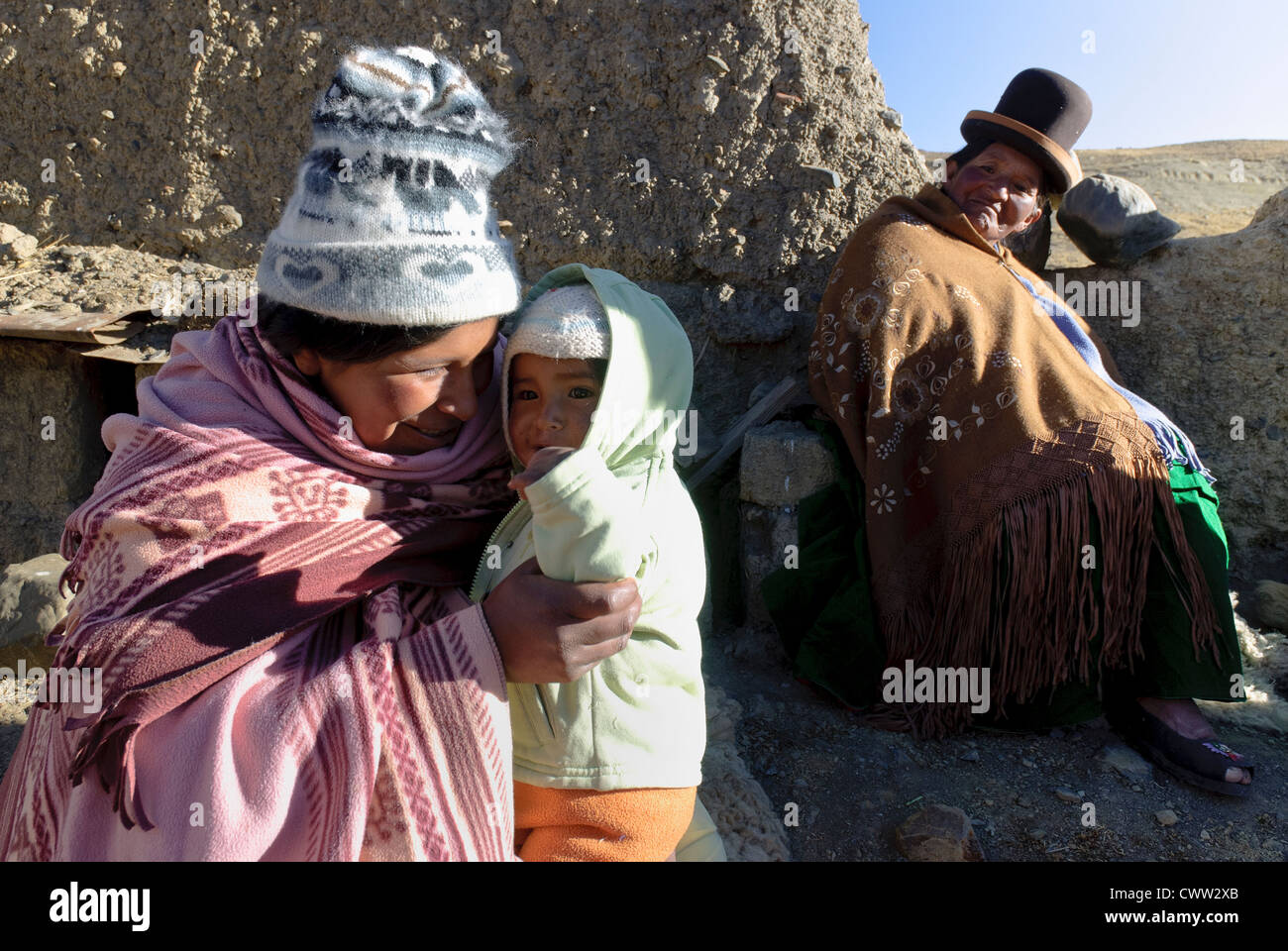 Famille dans la cordillère des Andes, en Bolivie Banque D'Images