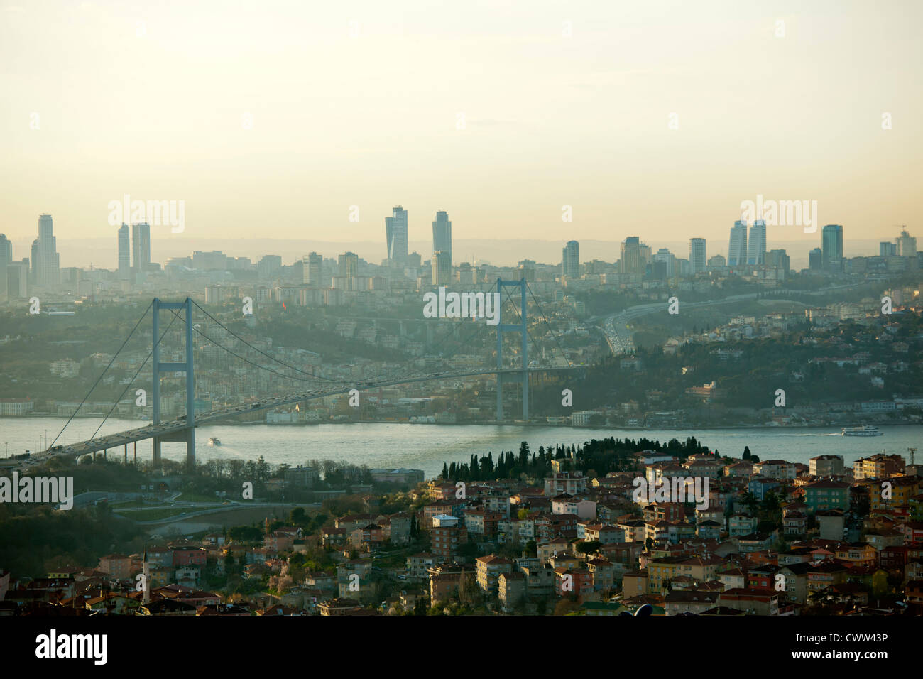 La Turquie, Istanbul, Büyük Camlica, Parkanlage auf einem Hügel mit Blick über die 1. Bosporus-Brücke auf die Stadt. Banque D'Images