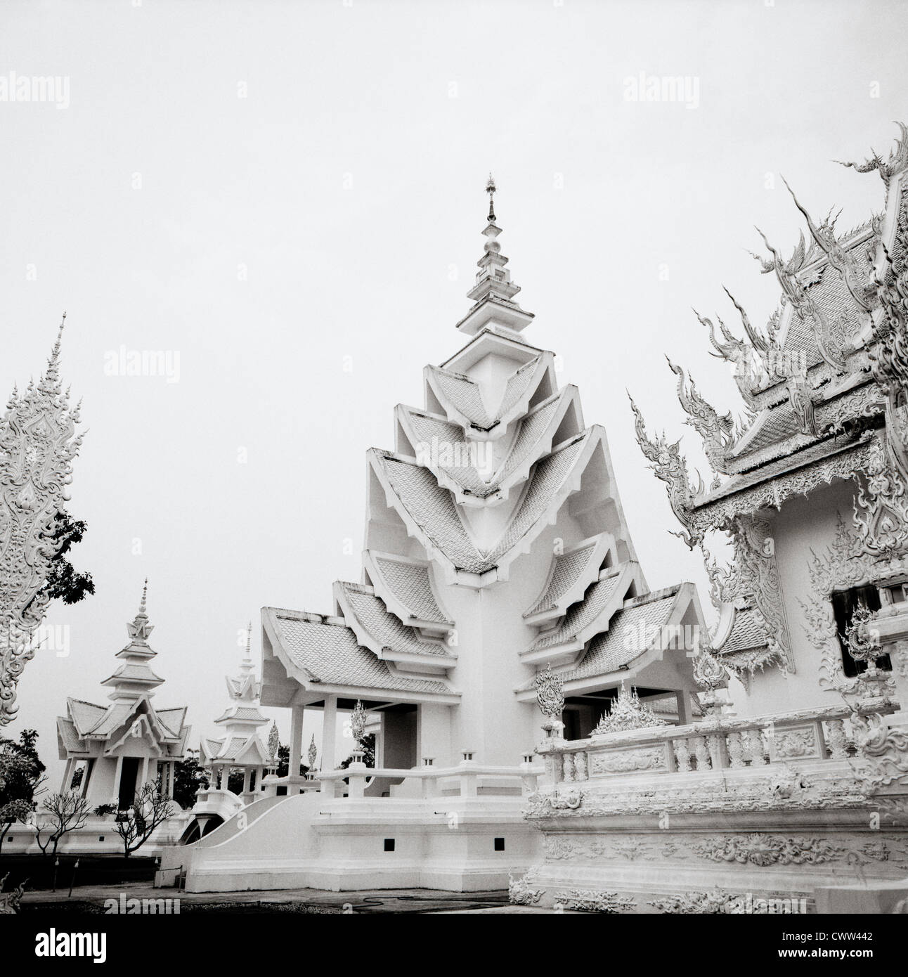 Wat rong khun white temple Chiang Rai en Thaïlande en Asie du sud-est extrême-orient. billet d'architecture moderne du bouddhisme bâtiment art exotiques culture camp b&w Banque D'Images