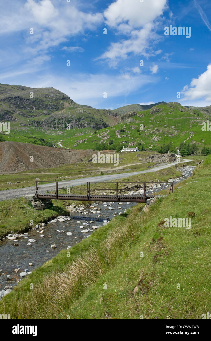 Pont de pied sur le cours d'eau dans la vallée de Coppermines en été près de Coniston Cumbria Lake District National Park Angleterre Royaume-Uni GB Grande-Bretagne Banque D'Images