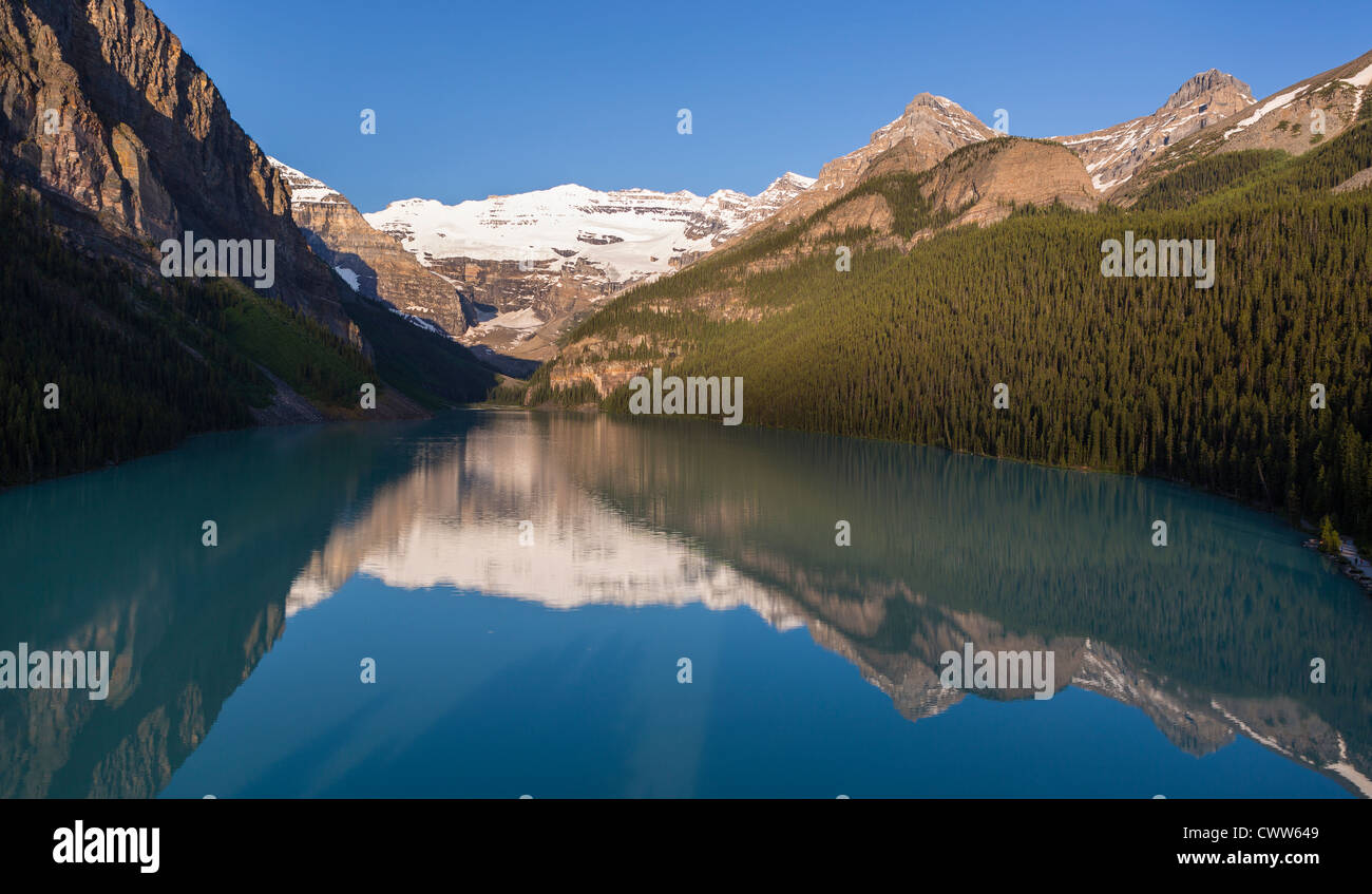 L'ALBERTA, CANADA - Lake Louise, un lac glaciaire dans le parc national de Banff. Banque D'Images