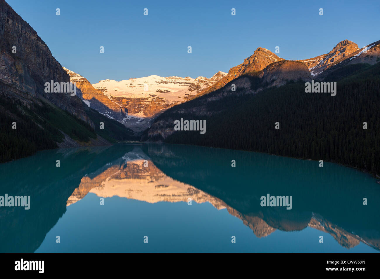 L'ALBERTA, CANADA - Lake Louise, un lac glaciaire dans le parc national de Banff. Banque D'Images