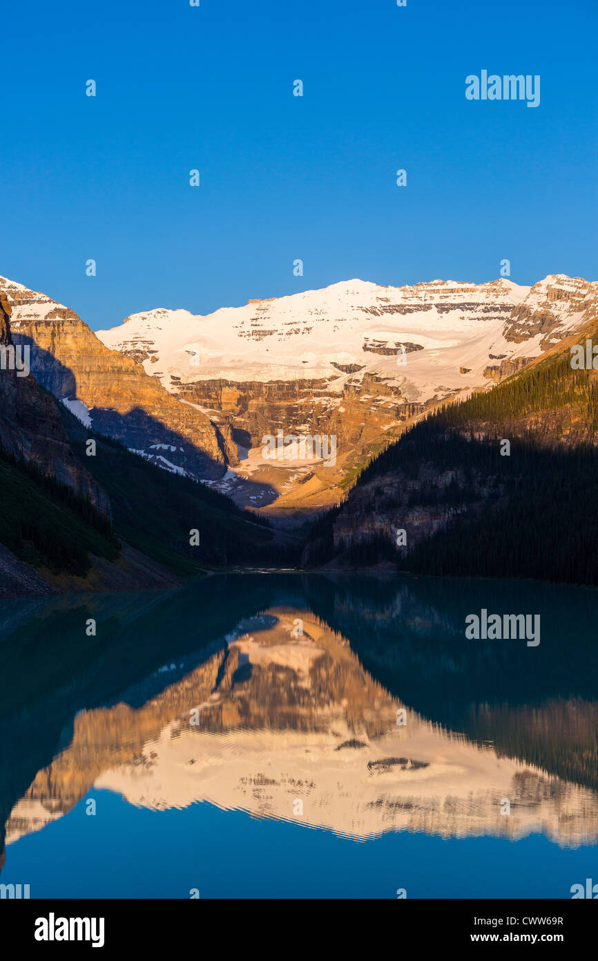 L'ALBERTA, CANADA - Lake Louise, un lac glaciaire dans le parc national de Banff. Banque D'Images