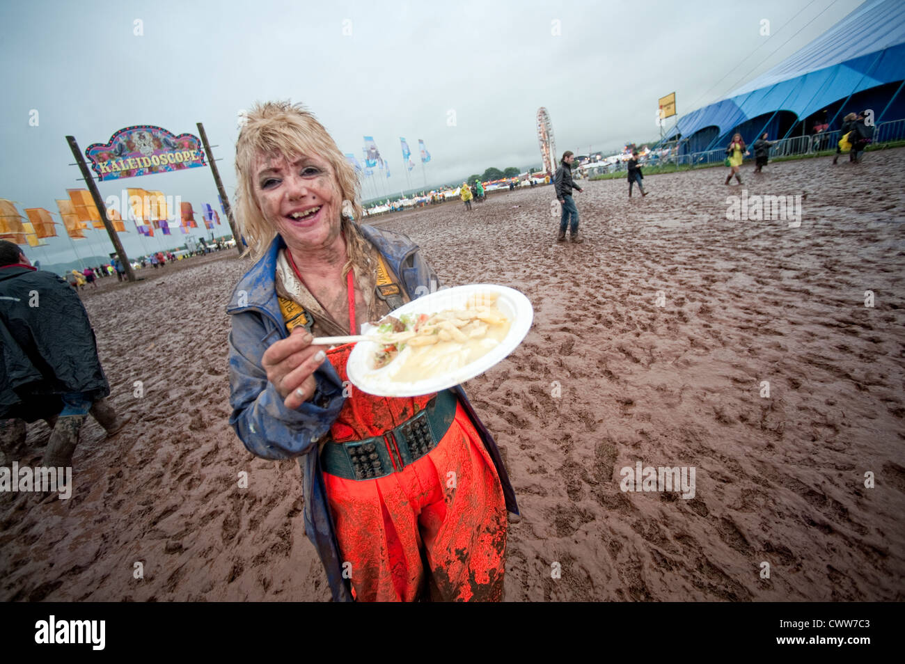 Musique fan de manger le déjeuner pendant T In The Park Festival au Balado le 8 juillet 2012 à Kinross Banque D'Images