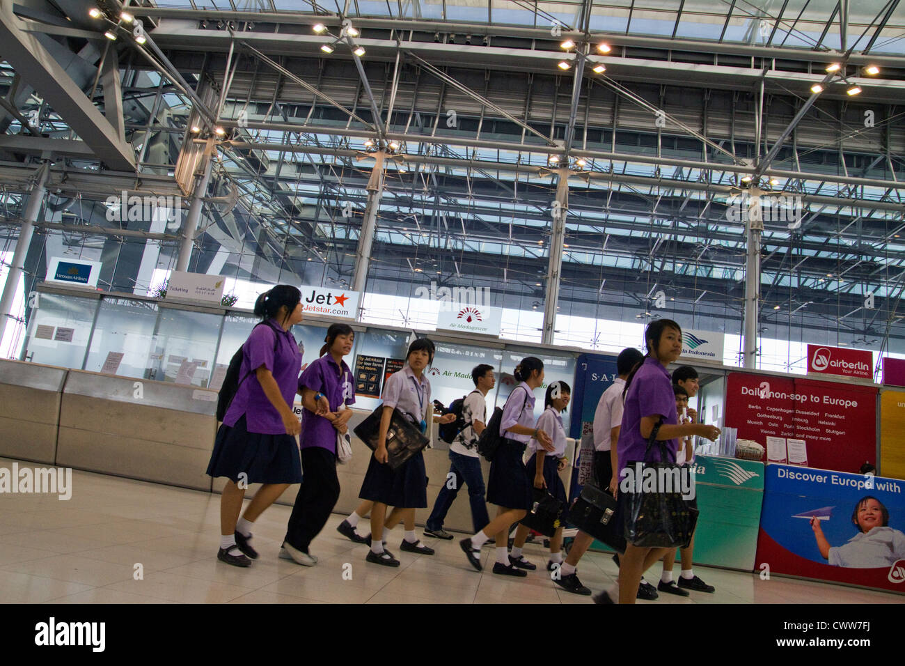 Les enfants de l'école à l'aéroport international de Bangkok, Thaïlande Banque D'Images