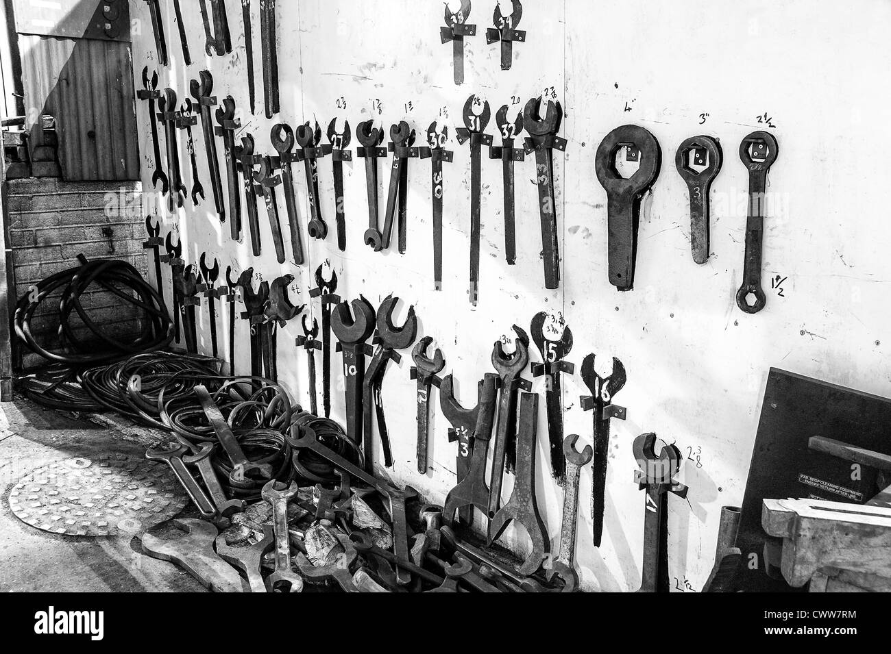 Outils sur les conseils de l'ombre dans les hangars d'entretien à Grosmont sur le North Yorkshire Moors railway Banque D'Images
