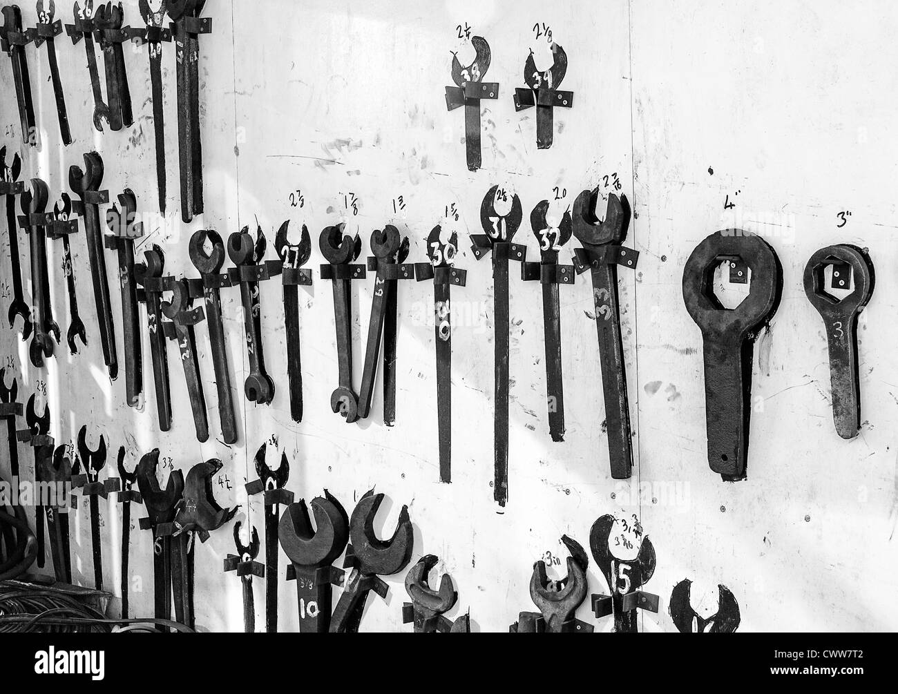 Outils sur les conseils de l'ombre dans les hangars d'entretien à Grosmont sur le North Yorkshire Moors railway Banque D'Images