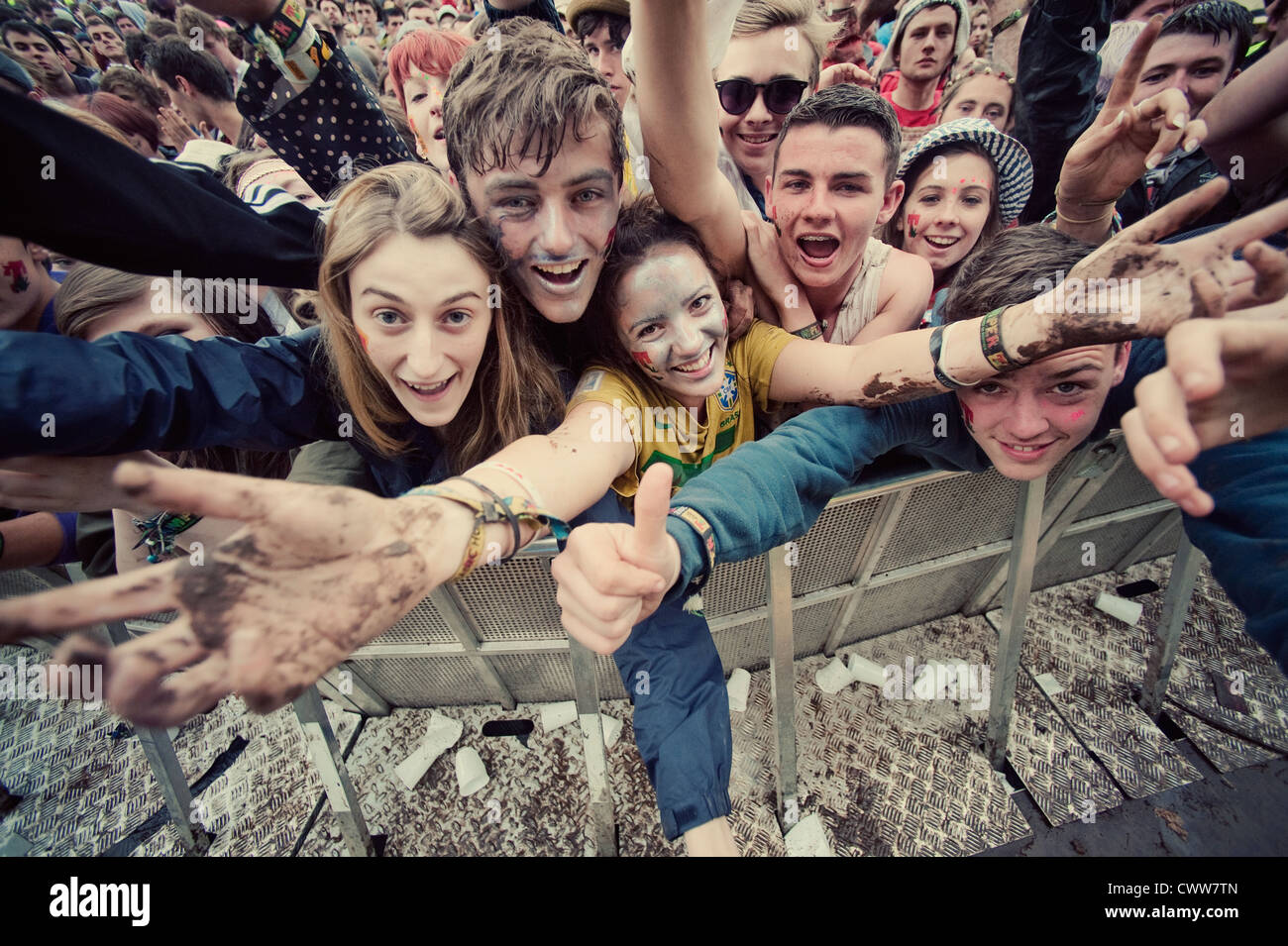 Les fans de musique devant la scène principale pour T In The Park Festival au Balado le 8 juillet 2012 à Kinross Banque D'Images