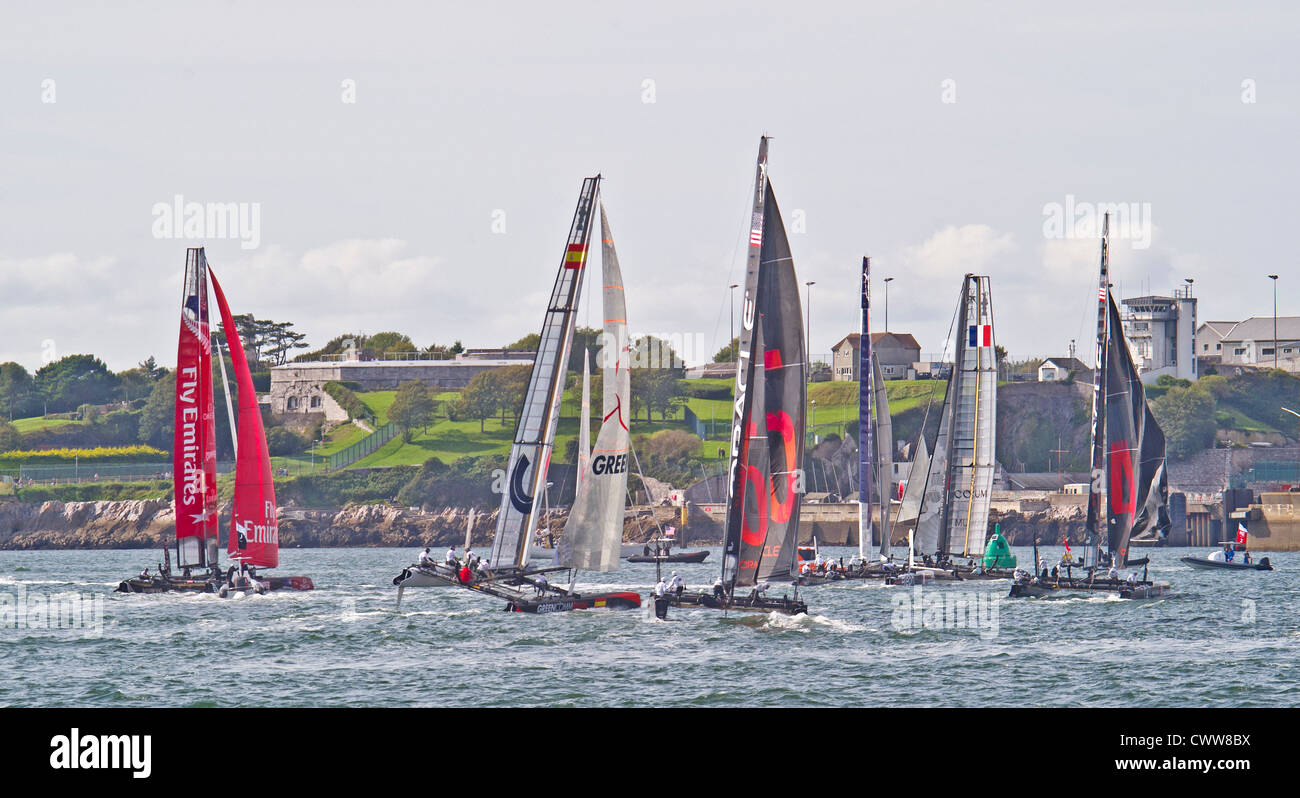 L'AC45 de la flotte de la Coupe des Amériques approche de la ligne d'arrivée dans une course au large de Plymouth Hoe Banque D'Images