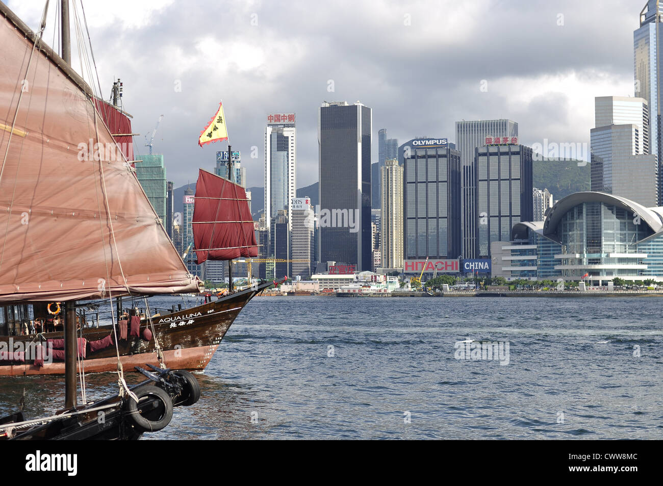 Jonque Chinoise des bateaux avec l'horizon de Hong Kong dans l'arrière-plan (Hong Kong, Chine) Banque D'Images