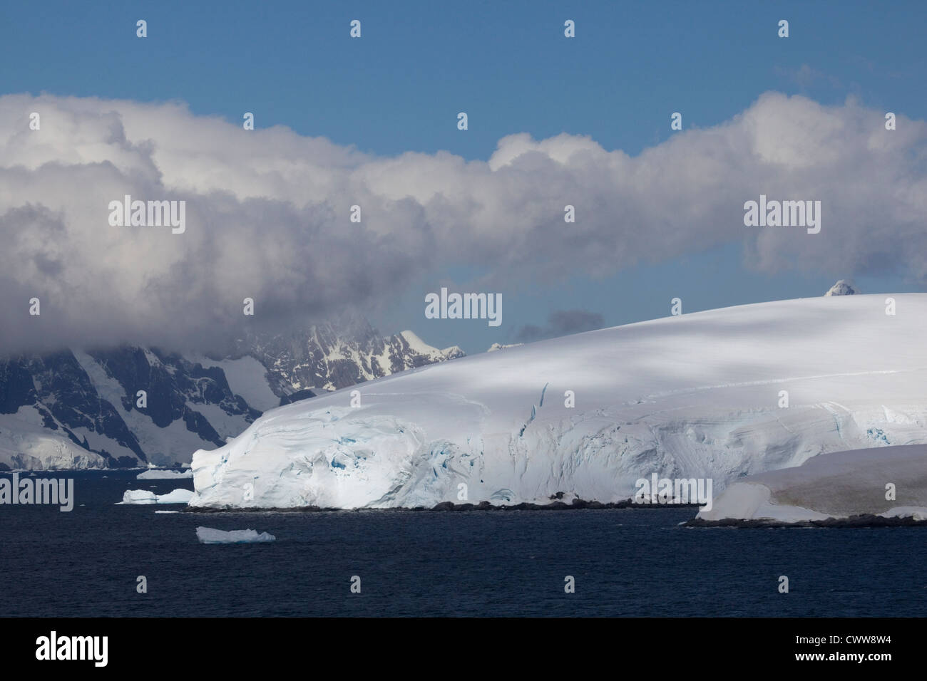 Navigation à travers le Canal Lemaire, l'Antarctique Banque D'Images