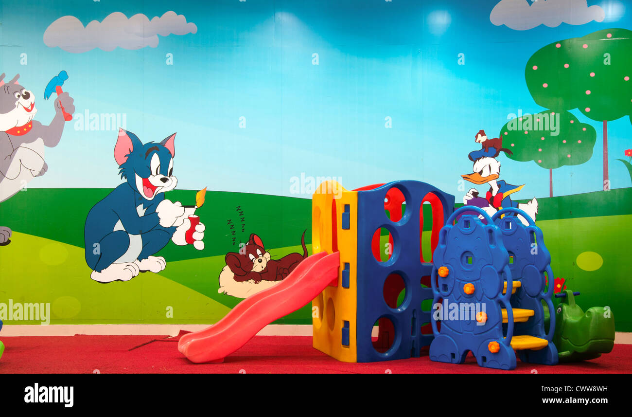 Toy house et glisser en maternelle, préscolaire Banque D'Images