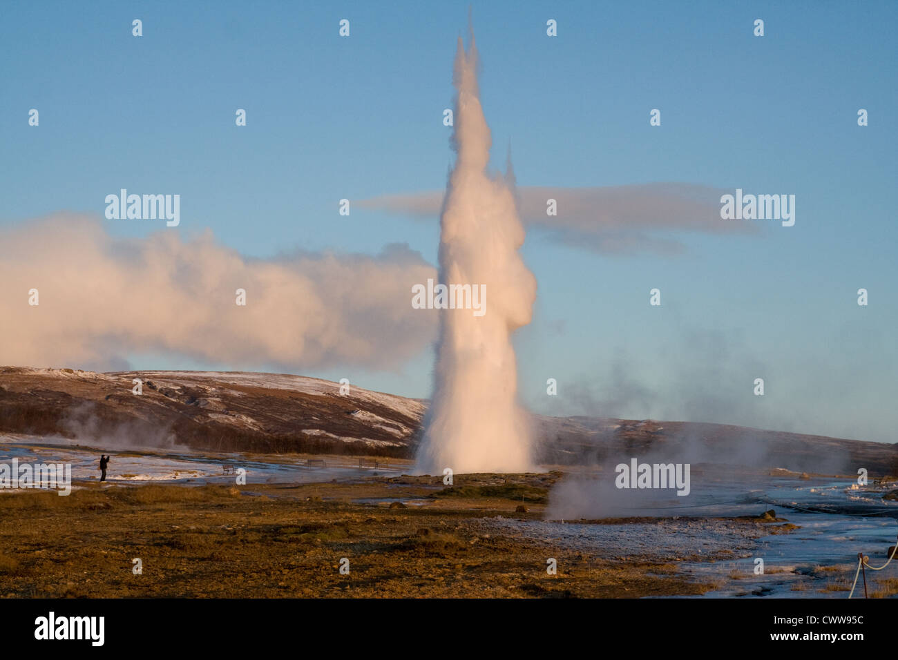 Geyser en éruption en Islande Banque D'Images