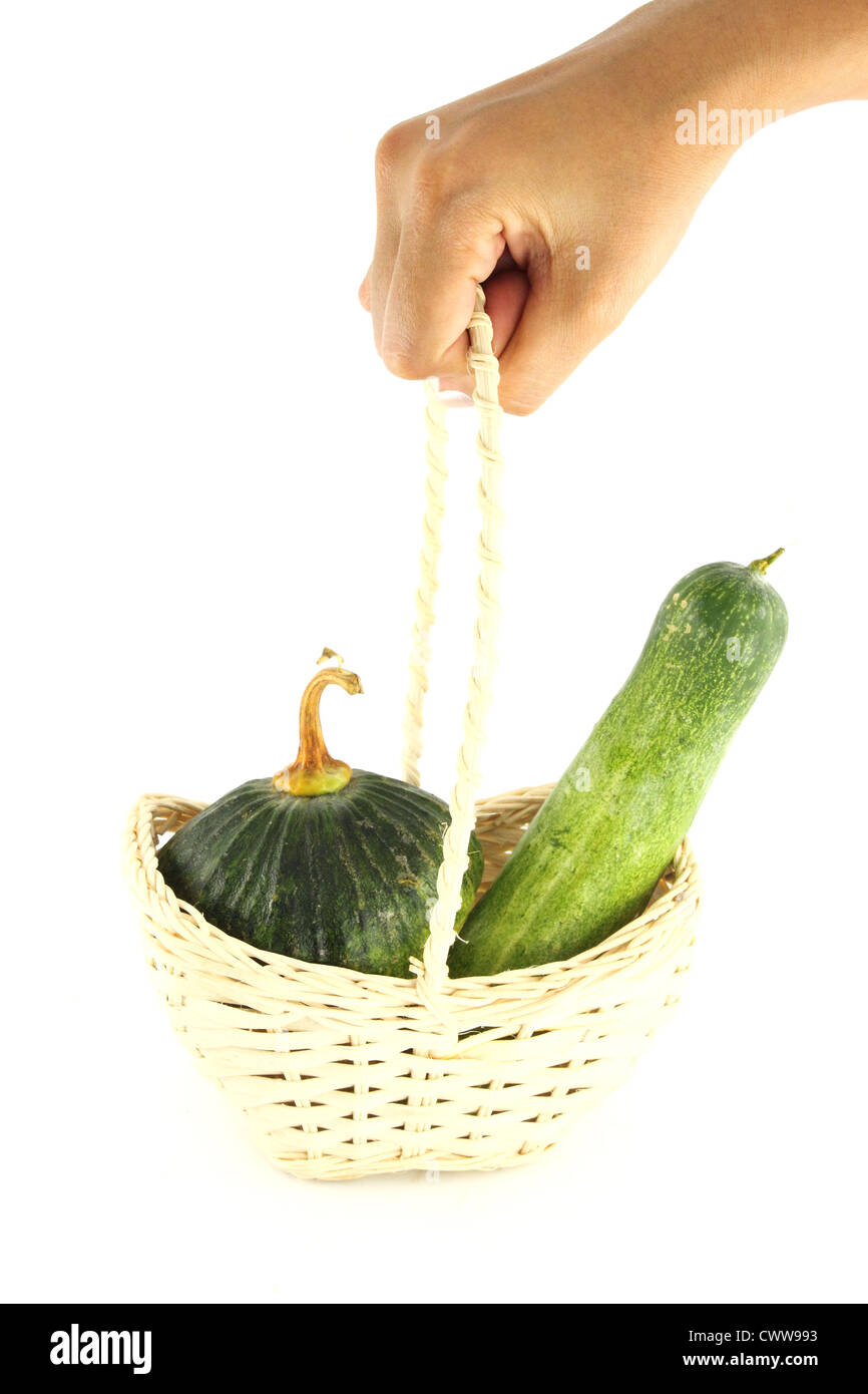 Le concombre et la citrouille dans panier en osier avec main courante Banque D'Images