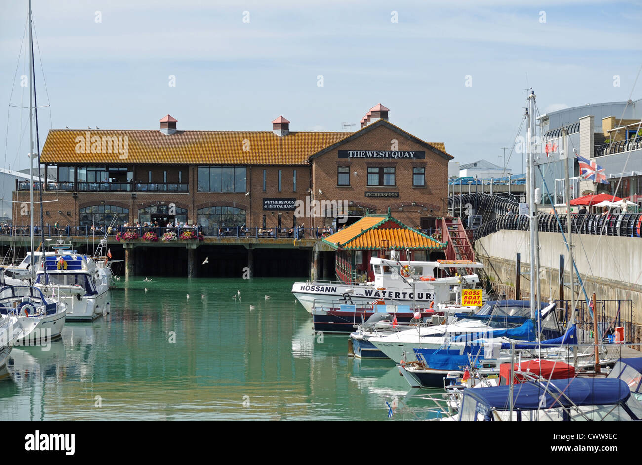 Le restaurant West Quay et le pub Wethercuillers de Brighton Marina East Sussex, Royaume-Uni Banque D'Images