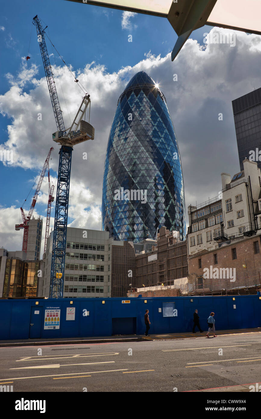 Le Gherkin building dans la ville de Londres. Architecte : Norman Foster Banque D'Images