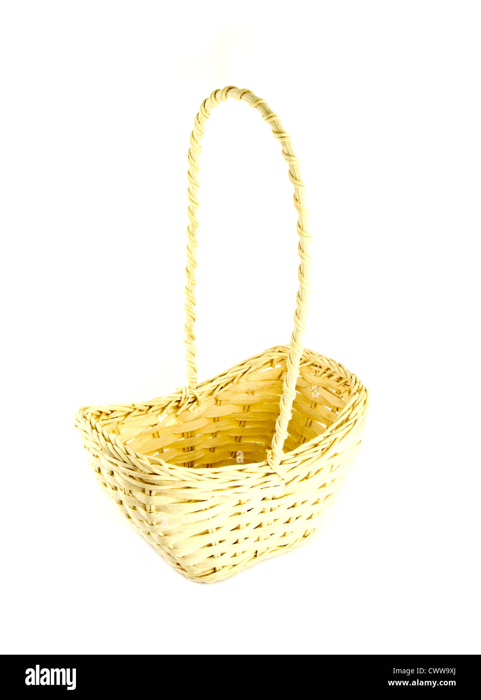 Panier en osier sur fond blanc Banque D'Images