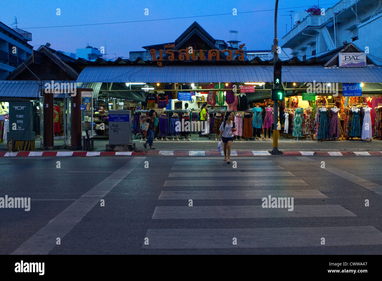 Rue d'un marché de vêtements à Chang Mai, au nord de la Thaïlande. Banque D'Images