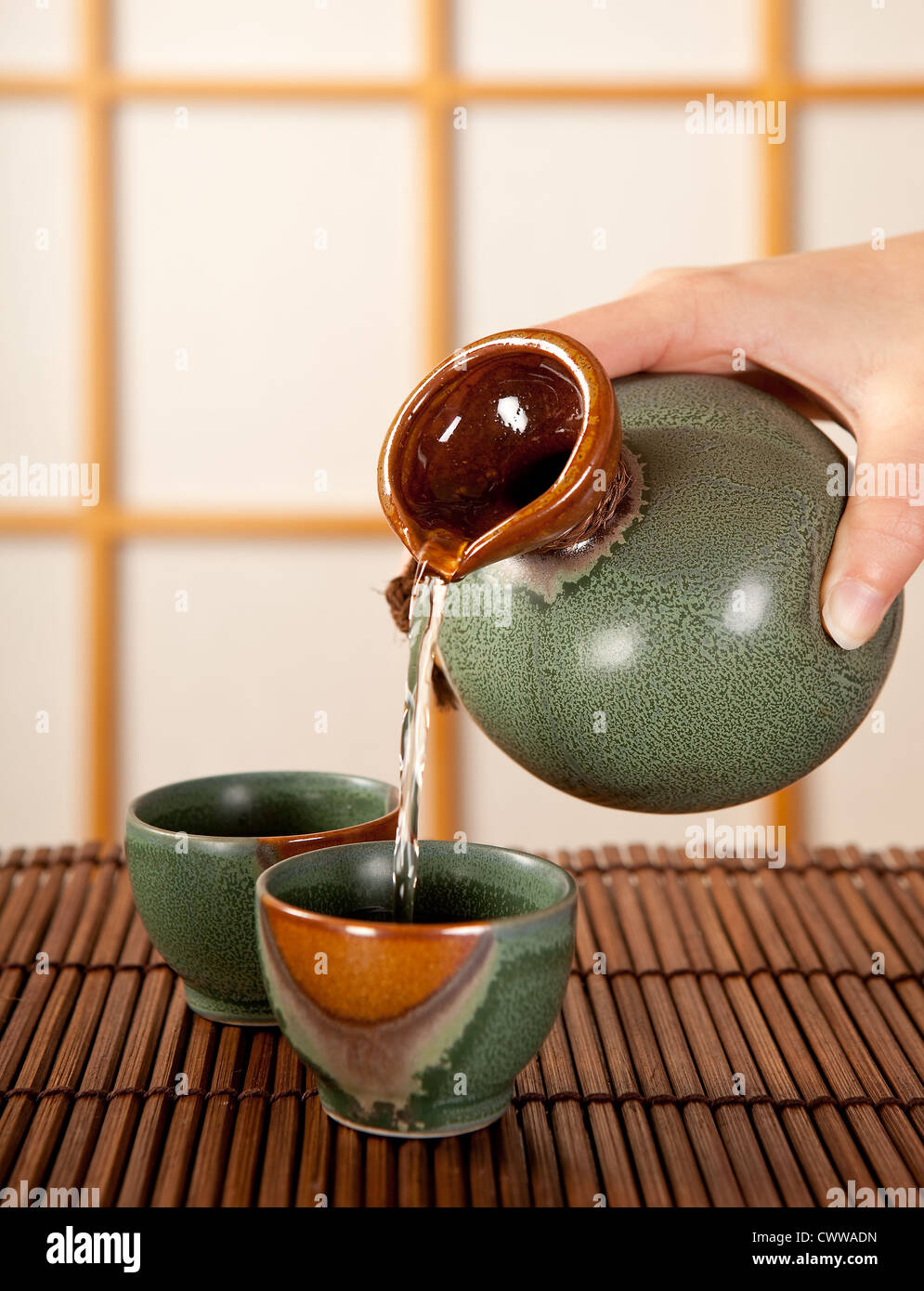 Verser la main bien dans une chambre traditionnelle japonaise Banque D'Images