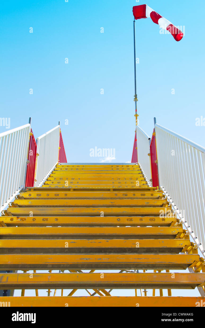 Escalier jaune avec manche gonflé sur son sommet. Banque D'Images