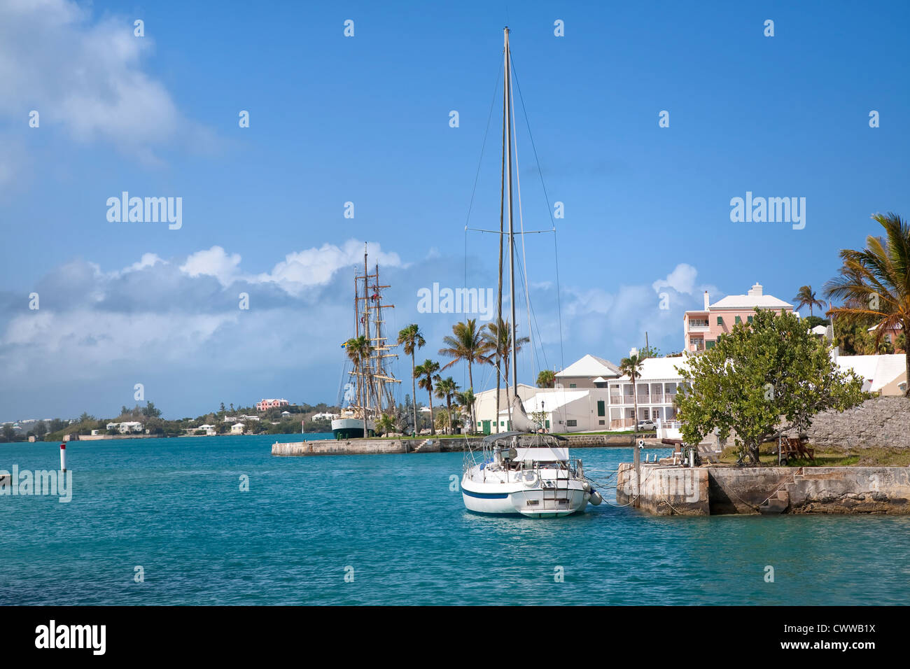 Les bateaux à voile le long du front de mer de la ville de la rue George, aux Bermudes. Banque D'Images