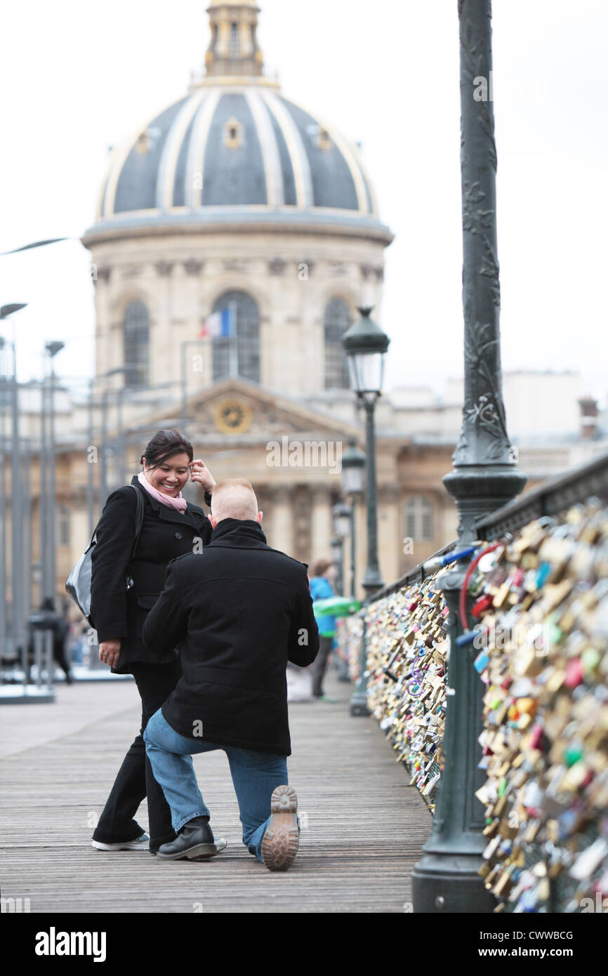 Proposer le mariage à l'homme femme, Paris, France Banque D'Images
