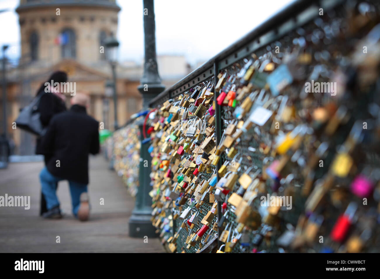 Proposer le mariage à l'homme femme, Paris, France Banque D'Images