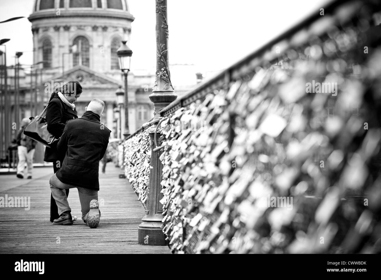 Proposer le mariage à l'homme femme, Paris, France Banque D'Images