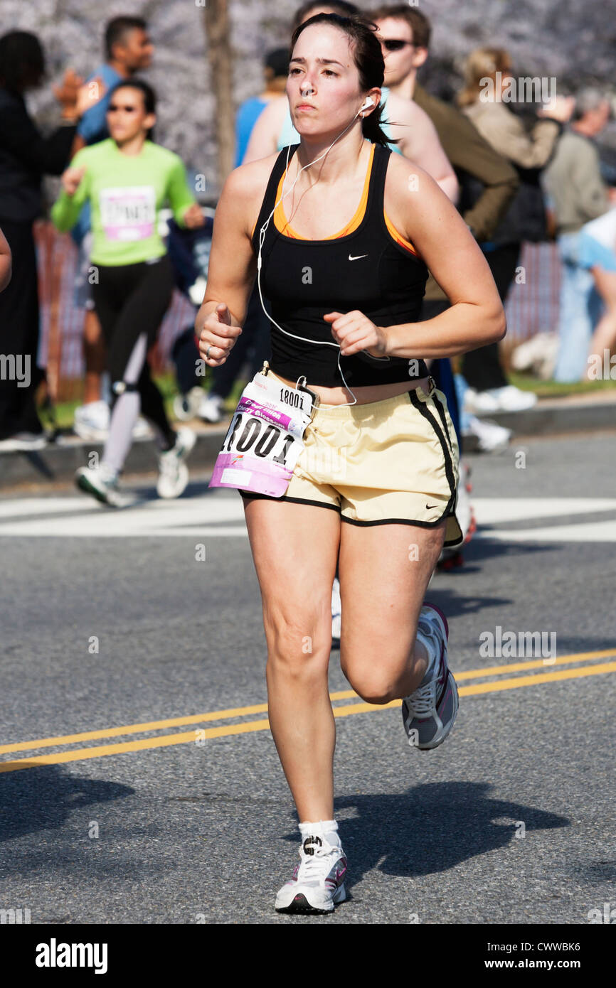 Un coureur participe à l'assemblée annuelle 10K Cerisiers en fleurs à Washington, DC. Banque D'Images