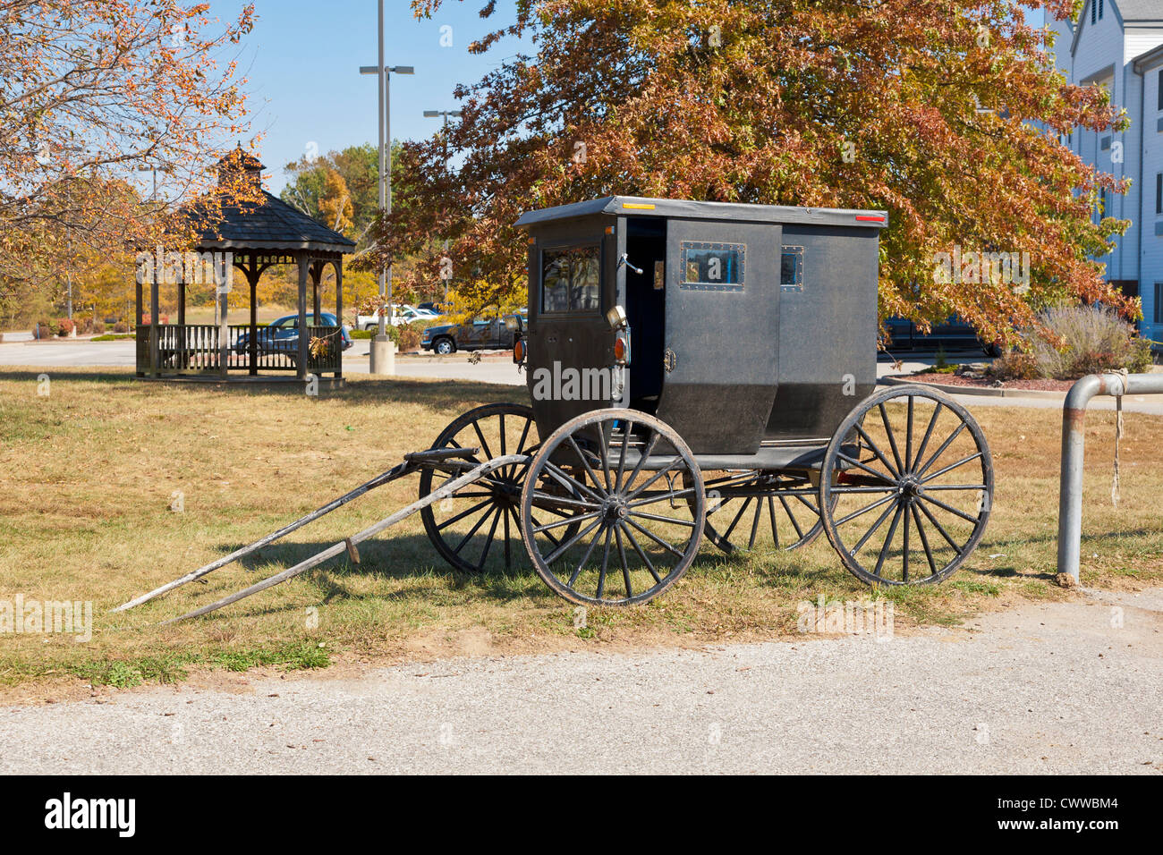 Buggy garé sur l'herbe dans la communauté Amish de Montgomery, dans l'Indiana Banque D'Images