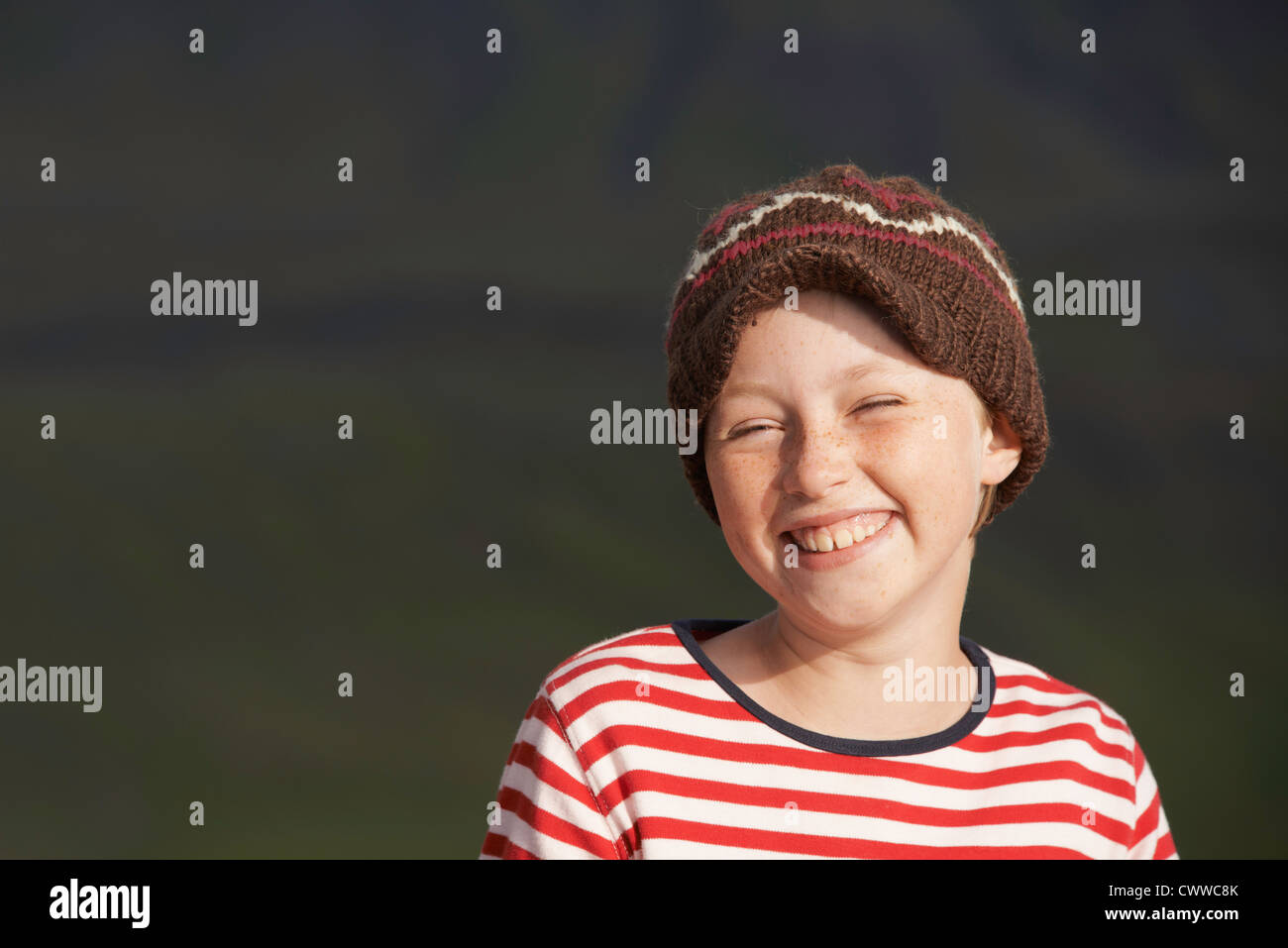 Smiling girl wearing cap tricoté Banque D'Images